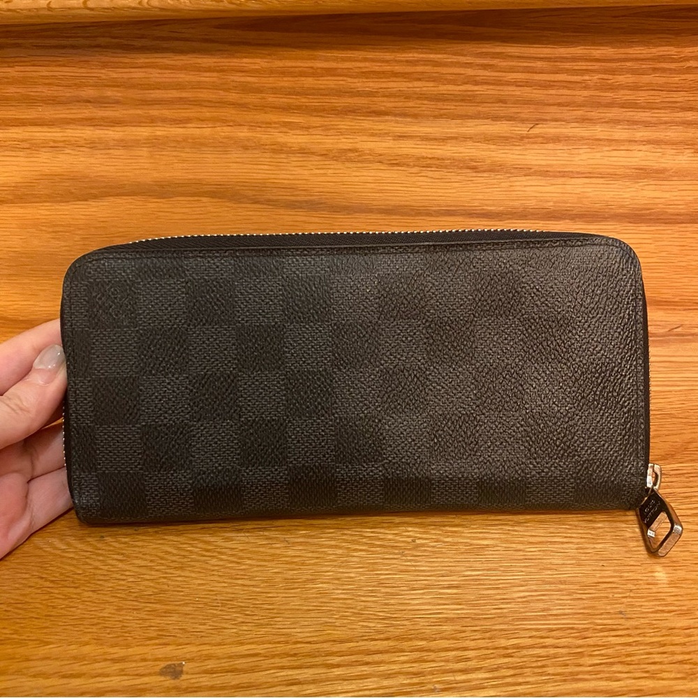Textured LOUIS  Vuitton Zip-Around Women's Wallet in Black